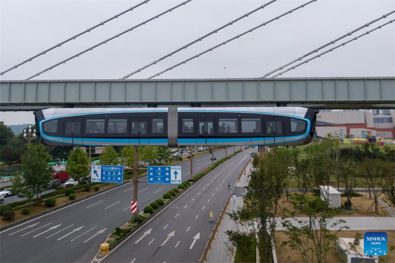 Mise en service du premier monorail suspendu de Chine