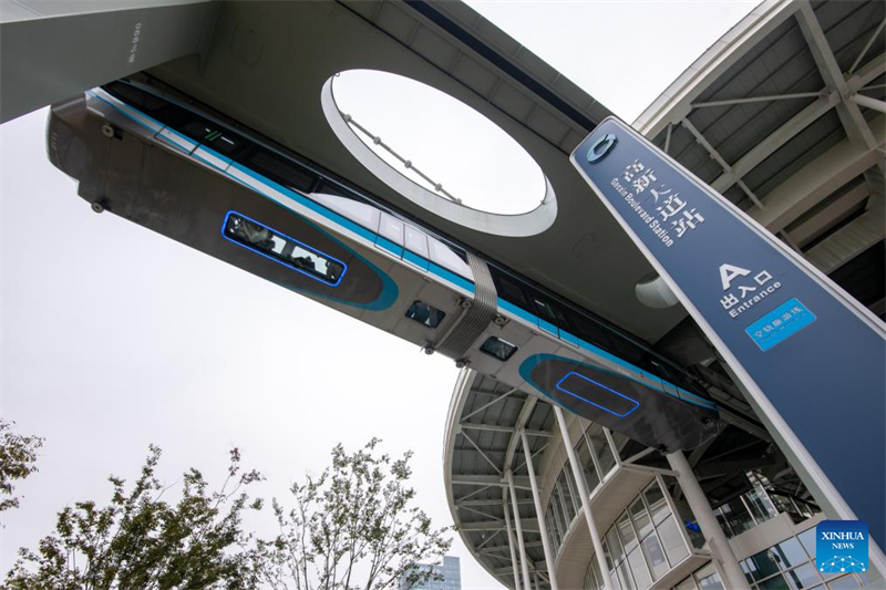 Mise en service du premier monorail suspendu de Chine