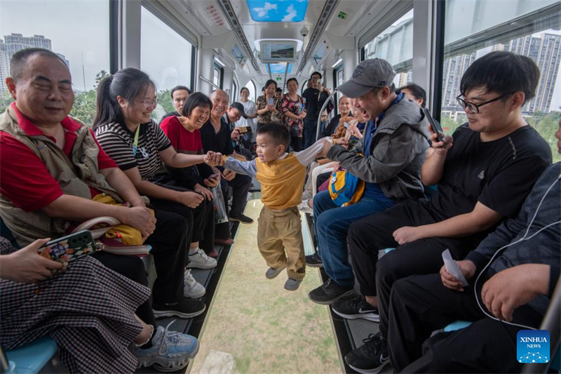 Mise en service du premier monorail suspendu de Chine