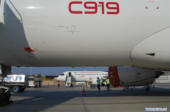 Un avion C919 atterrit à l'aéroport international Diwopu d'Urumqi le 24 septembre 2023, après avoir effectué une série de vols de démonstration dans la région autonome ou?goure du Xinjiang (nord-ouest de la Chine). (Photo / China News Service)