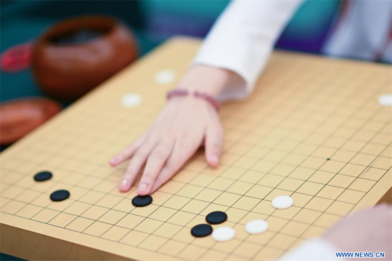 La Chinoise Wu Yiming affronte Kim Eunji, de la République de Corée, lors du match pour la médaille d'or de jeu de go en équipe féminine aux 19es Jeux asiatiques, à Hangzhou, dans la province chinoise du Zhejiang (est), le 3 octobre 2023. (Photo : Yan Linyun)