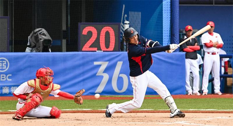 Le Japonais Mukoyama Motoki (à droite), lors du match masculin pour la médaille de bronze de baseball entre la Chine et le Japon, aux 19es Jeux asiatiques à Shaoxing, dans la province chinoise du Zhejiang (est), le 7 octobre 2023. (Photo : Yang Guanyu)