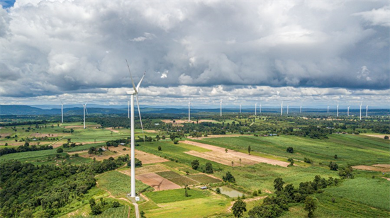 Cette photo aérienne prise le 5 octobre 2023 montre les éoliennes fournies par le groupe chinois Goldwind à Chaiyaphum, en Tha?lande. (Xinhua/Wang Teng)