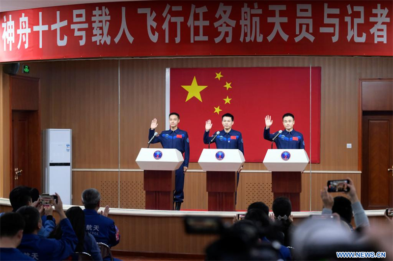 Les astronautes de la mission chinoise Shenzhou-17 rencontrent la presse