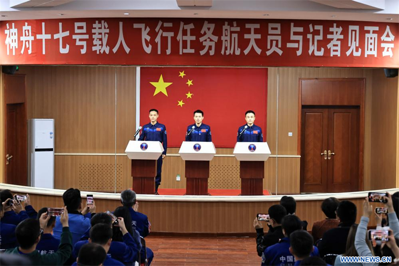 Les astronautes de la mission chinoise Shenzhou-17 rencontrent la presse