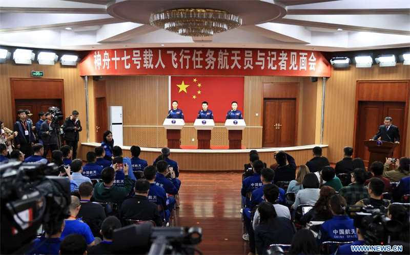 Les astronautes de la mission chinoise Shenzhou-17 rencontrent la presse