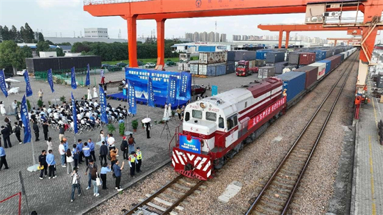 Le 11 octobre 2023, le premier train ? China-Europe Express-CIIE ? transportant des produits qui seront présentés lors de la 6e Exposition internationale de l'importation de Chine est arrivé à la gare de Shanghai Minhang. (Shen Chunchen / Pic.people.com.cn)