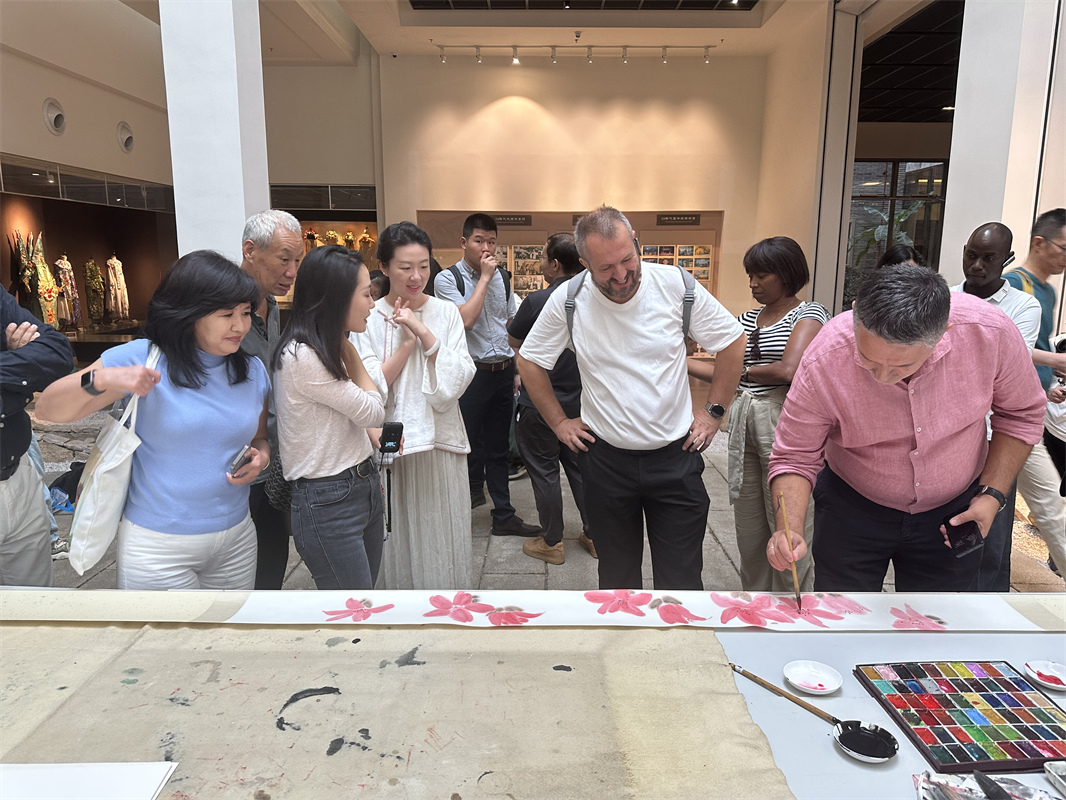 Guangdong : les lauréats des premiers ? Prix Route de la Soie ? de la communication internationale participent à un événement de peinture à Guangzhou