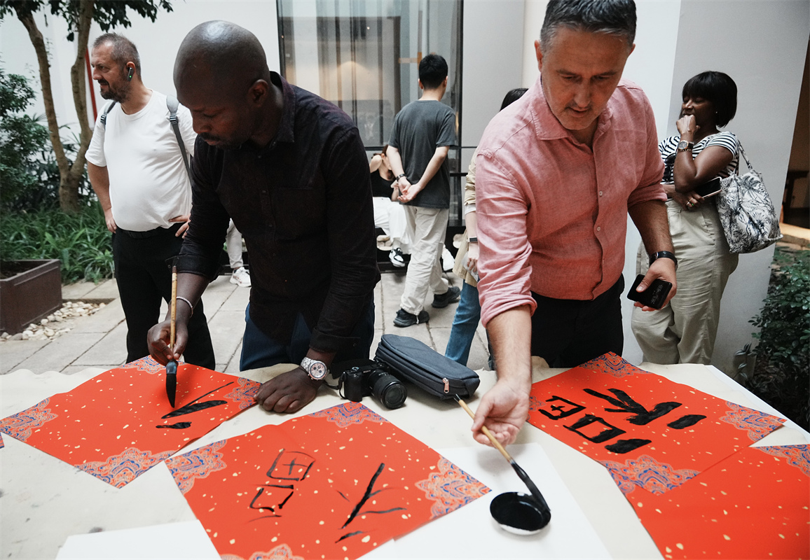 Guangdong : les lauréats des premiers ? Prix Route de la Soie ? de la communication internationale participent à un événement de peinture à Guangzhou