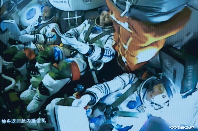 Le vaisseau spatial habité chinois Shenzhou-17 s'amarre à la combinaison de la station spatiale