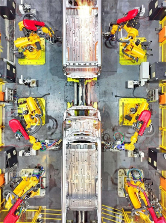 Des véhicules à énergies nouvelles, fabriqués dans un atelier d'une entreprise à Ganzhou, dans la province du Jiangxi (est de la Chine). (Zhu Haipeng / Le Quotidien du Peuple en ligne)