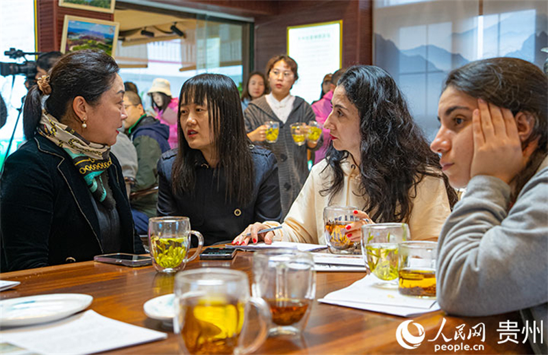 Des journalistes des pays eurasiatiques visitent le Guizhou : le parfum du thé blanc suscite les éloges des journalistes étrangers