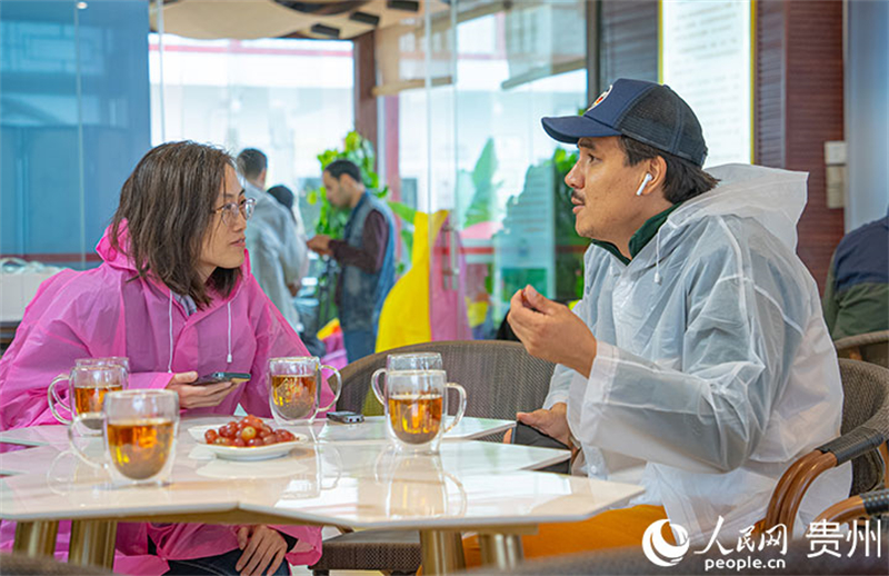 Des journalistes des pays eurasiatiques visitent le Guizhou : le parfum du thé blanc suscite les éloges des journalistes étrangers