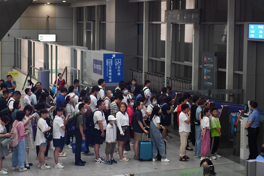 Des passagers attendent sur le quai à la gare du Sud de Beijing, à Beijing, capitale chinoise, le 1er ao?t 2023. (Photo : Ju Huanzong)