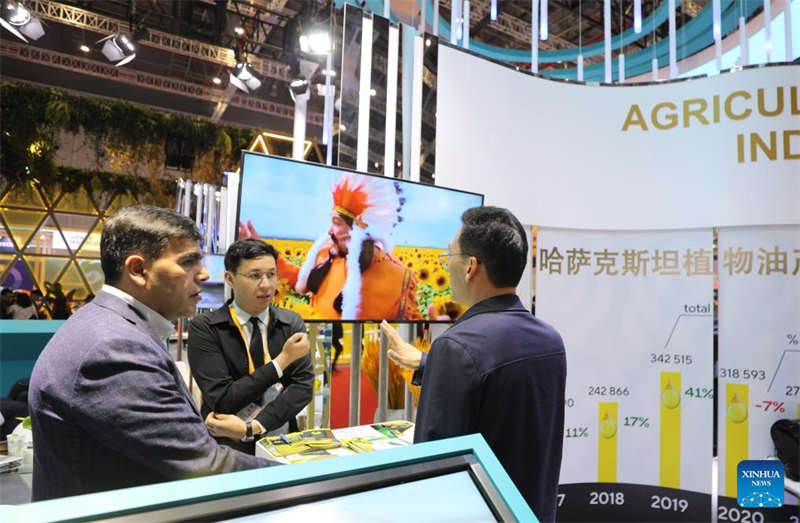A Shanghai, le stand des pays invités d'honneur attire les visiteurs de la 6e CIIE