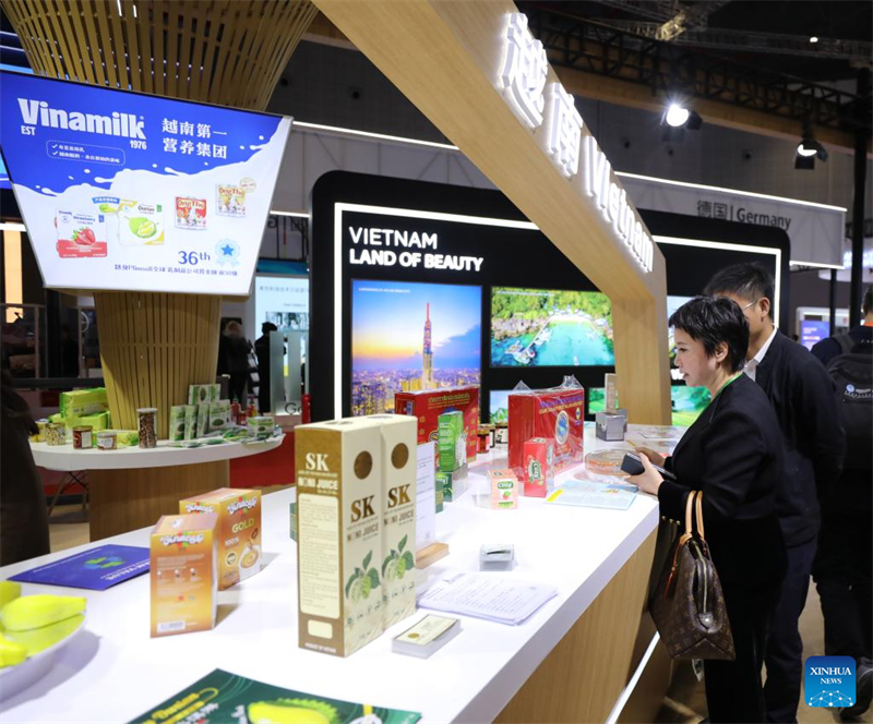 A Shanghai, le stand des pays invités d'honneur attire les visiteurs de la 6e CIIE