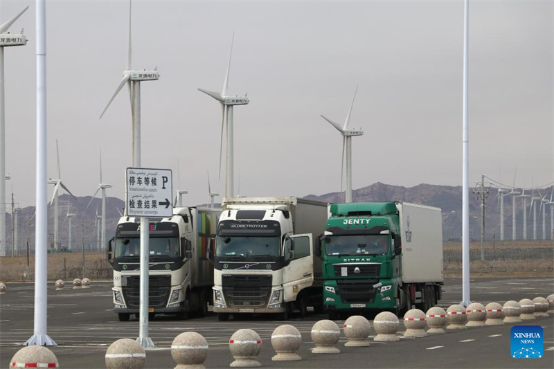 Xinjiang : le col d'Alataw a vu passer plus de 30 000 trains à destination de l'Asie centrale ou de l'Europe