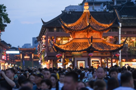 Des touristes visitent la zone pittoresque du Temple de Fuzi (Confucius) à Nanjing, dans la province chinoise du Jiangsu (est), le 18 ao?t 2023. (Photo : Li Bo)