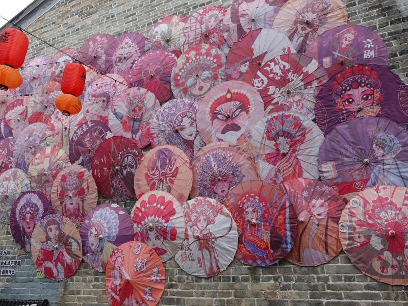 Guangdong : des journalistes étrangers découvert la culture chinoise traditionnelle sur l'ancienne place du marché de Shenzhen