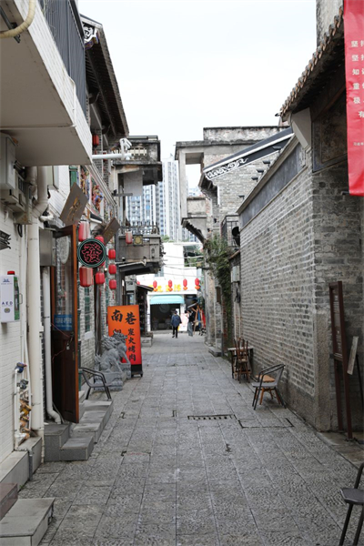 Guangdong : des journalistes étrangers découvert la culture chinoise traditionnelle sur l'ancienne place du marché de Shenzhen