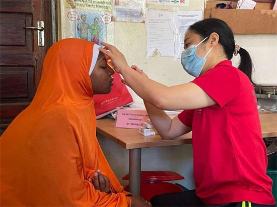 Des ophtalmologistes de la 32e équipe d'aide médicale chinoise à Zanzibar (Jiangsu) examinent des patients locaux sur l'?le de Zanzibar, en Tanzanie. (Hou Lulu / Le Quotidien du Peuple)