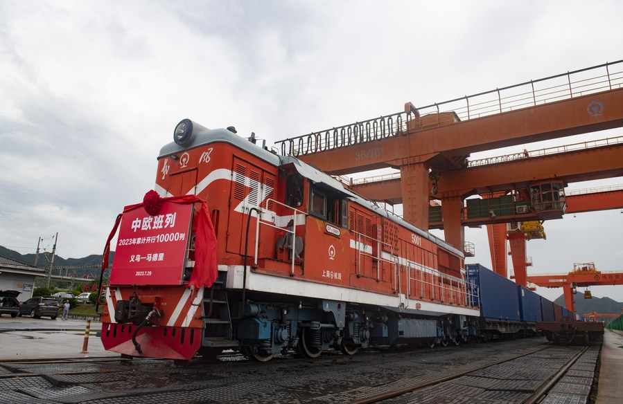 Un train de marchandises Chine-Europe part d'une gare à Yiwu, dans la province orientale du Zhejiang, le 29 juillet 2023. (Photo : Shi Kuanbing)
