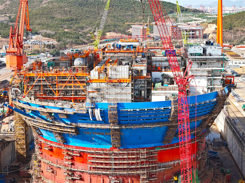 Shandong : fin des travaux de gros-?uvre de la première usine cylindrique de traitement du pétrole et du gaz offshore d'Asie à Qingdao