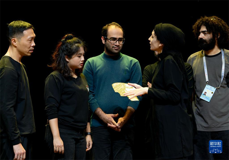 Fujian : une rencontre entre marionnettes en papier et marionnettes à gants à Quanzhou