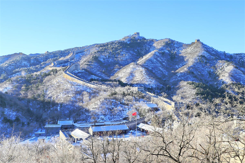 La section de Badaling de la Grande Muraille se teint de blanc