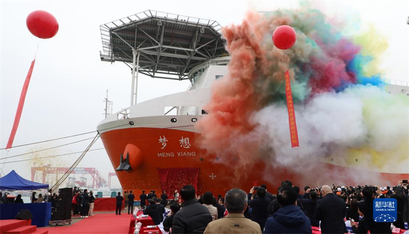 Le premier navire de forage en haute mer chinois ? Mengxiang ? entame un voyage d'essai