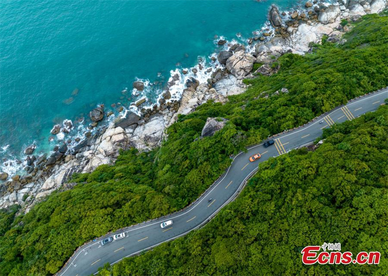 Ouverture complète à la circulation de l'autoroute de 988 kilomètres à Hainan