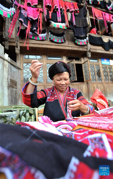 Aper?u des costumes folkloriques des Hongyao