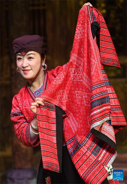 Aper?u des costumes folkloriques des Hongyao