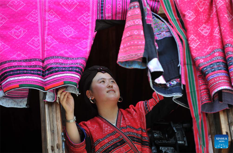 Aper?u des costumes folkloriques des Hongyao