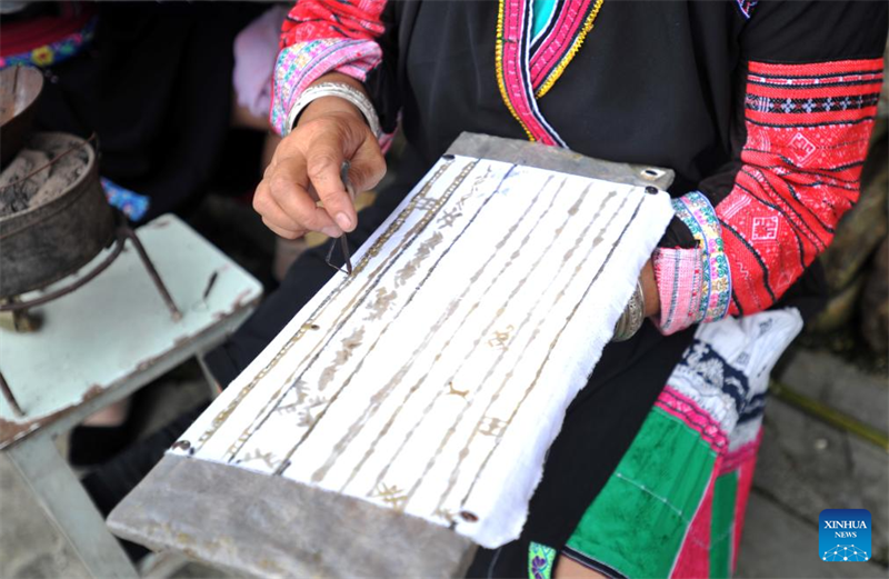 Aper?u des costumes folkloriques des Hongyao