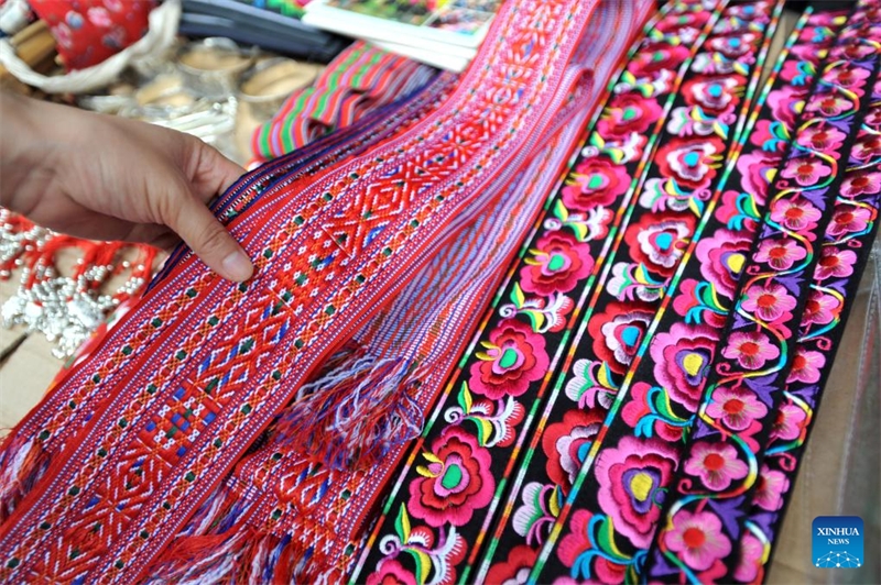 Aper?u des costumes folkloriques des Hongyao