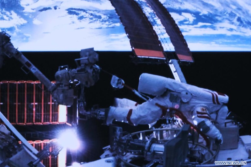 Les membres de l'équipage de Shenzhou-17 effectuent leur première sortie dans l'espace