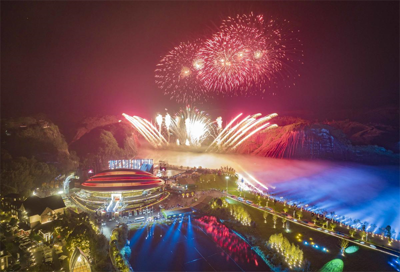 Des feux d'artifice sont tirés lors d'une conférence sur les feux d'artifice organisée à Liuyang. (Photo / Pic.people.com.cn)