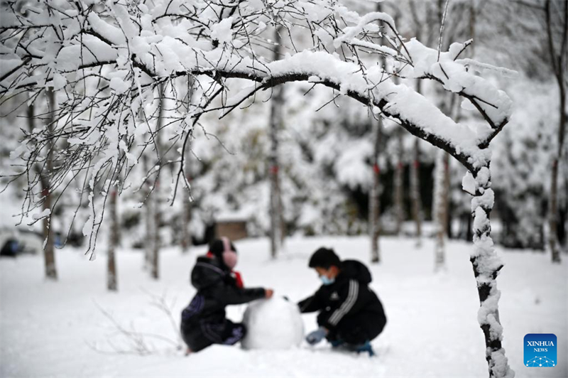 Rendez-vous avec la neige?: l'hiver rafra?chit les paysages en Chine