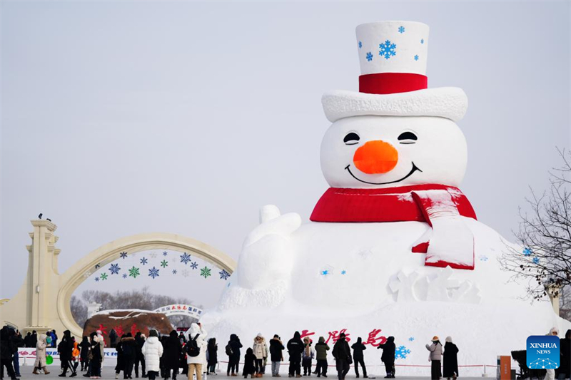 Des gens visitent le site touristique de l'?le du Soleil à Harbin, capitale de la province du Heilongjiang (nord-est de la Chine), le 1er janvier 2024. (Wang Jianwei / Xinhua)