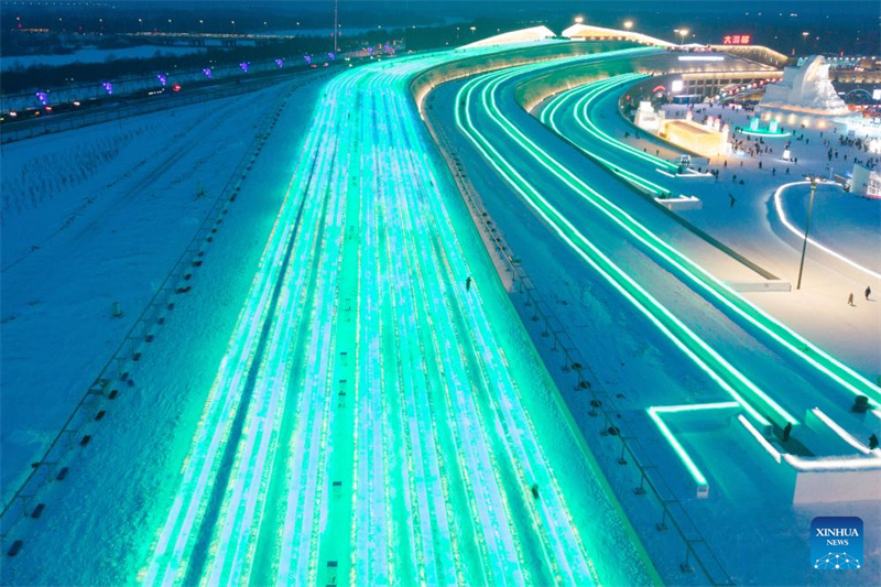 Harbin : un super toboggan sur glace de 521 mètres attire les visiteurs