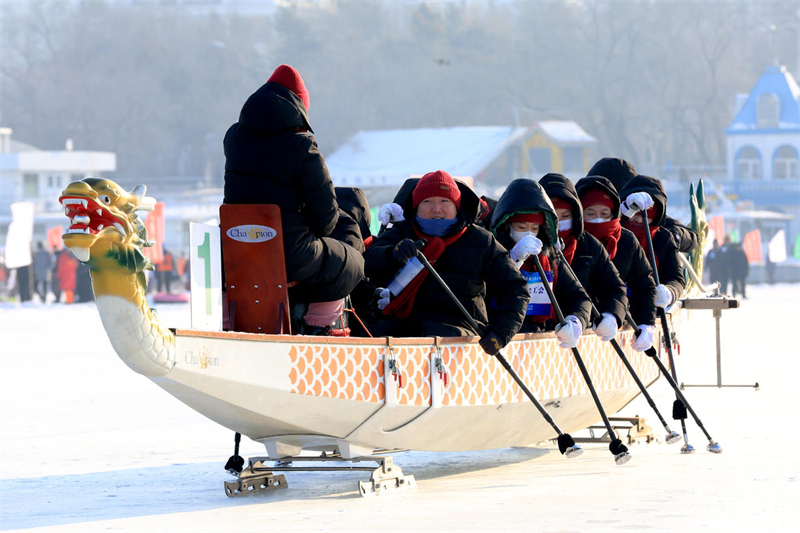 Harbin met en place des courses de bateaux-dragons sur glace !