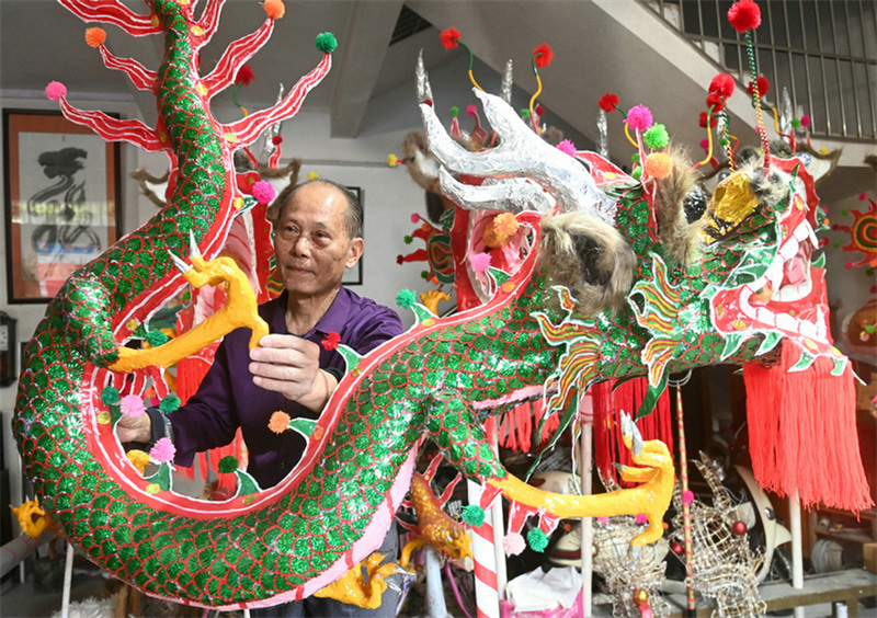Zou Yute fabrique un dragon en bambou pour le Festival du dragon et des pétards dans le comté de Binyang. (Photo / Xinhua)