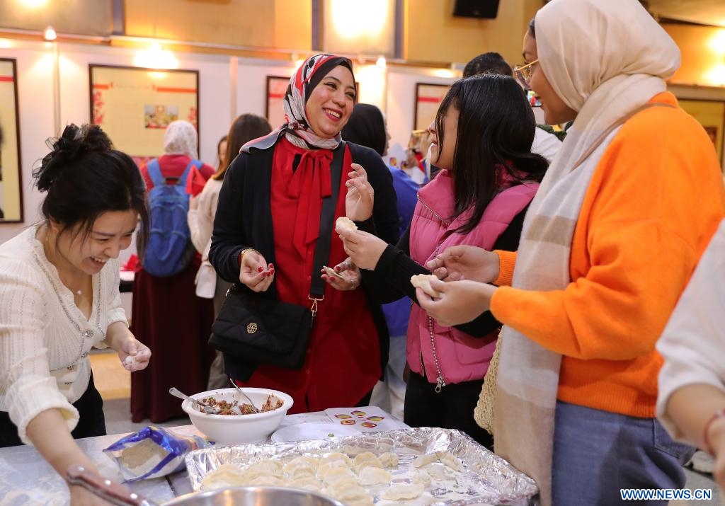 Des étudiants égyptiens apprennent à découper du papier lors d'un événement culturel pour la prochaine fête du Printemps au Centre culturel chinois du Caire, en Egypte, le 25 janvier 2024. (Xinhua/Wang Dongzhen)