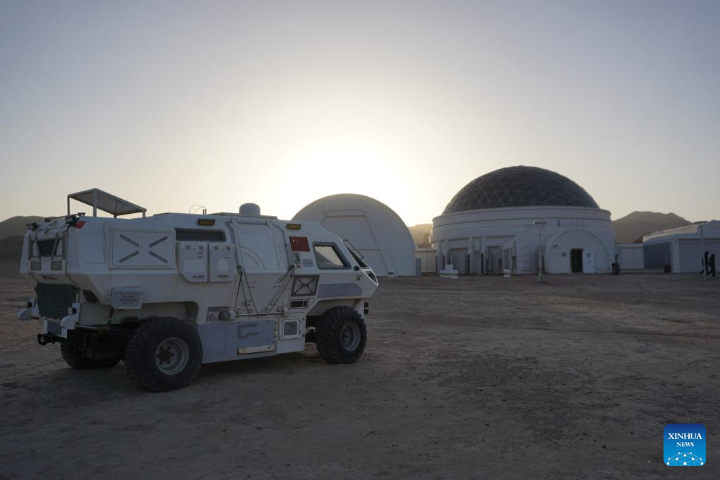 Photo prise le 24 novembre 2023 montrant une vue de la Base martienne n° 1 recouverte de neige, un habitat martien simulé, à Jinchang, dans la province du Gansu (nord-ouest de la Chine). (Jia Zhao / Xinhua)