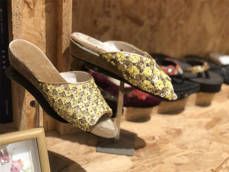 Fujian : la broderie de perles de Xiamen, un patrimoine culturel immatériel coloré