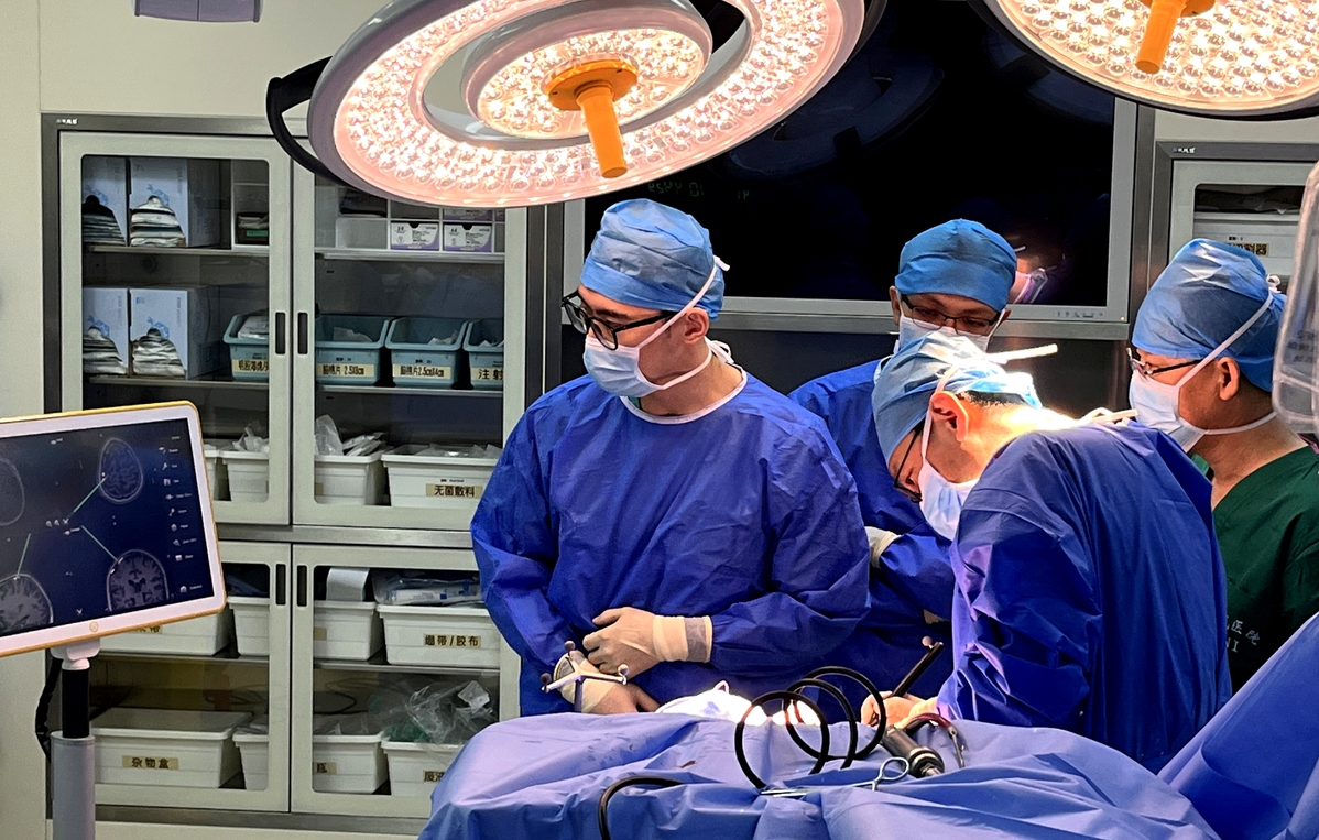 Photo de Zhao Guoguang (premier à droite), professeur à l