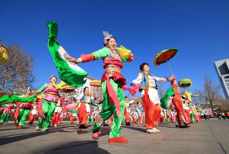 Un spectacle de danse folklorique organisé sur une place de Shijiazhuang, capitale de la province du Hebei (nord de la Chine), pour célébrer l'approche du Nouvel An chinois, le 28 janvier 2024. (Liang Zidong / Le Quotidien du Peuple en ligne)