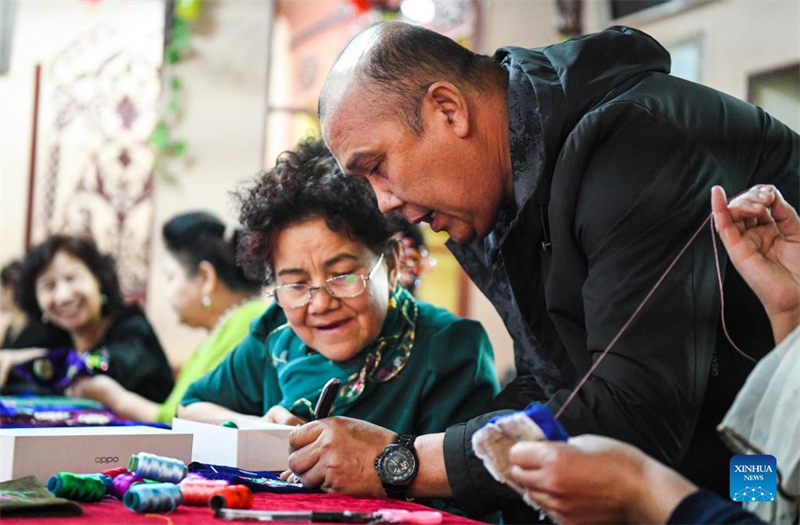 Merveilleux Xinjiang : un brodeur ou?gour fait fortune grace au patrimoine culturel