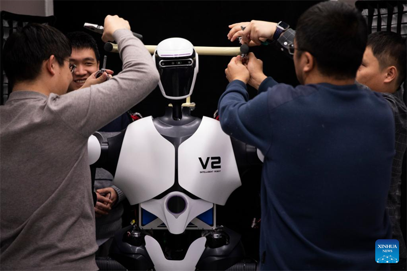Des robots humano?des font leurs débuts publics à Beijing